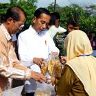 Bupati Magetan, Suprawoto Mendampingi Presiden Jokowi Membeli Makanan Ringan Hasil UKM Warga Magetan. (Norik/Magetan Today).