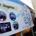 Warga Melihat Poster PKH Dihalaman Kantor Dinsos Kabupaten Magetan. ( Norik/Magetan Today)