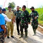 Letkol CZI,Chotman J. Arisandy, Komandan Kodim 0804 Magetan Bersama Kepala Dinas PUPR Magetan,Hergunadi Menjelaskan Program TMMD Ke warga Desa Poncol.