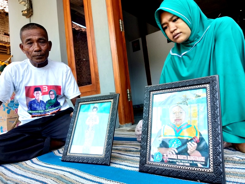 Keluarga Aida Ramdhina Nafiah ( 7,5) berduka kehilangan Korban Akibat Demam Berdarah. ( Norik/Magetan Today).  