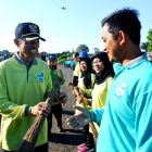 Bupati Magetan, Suprawoto, Menyerahkan Alat Kebersihan Kepada Relawan Peduli Sampah. ( Norik/Magetan Today)