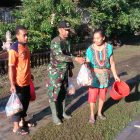 BPBD dan TNI Memberikan Makanan Kepada Korban Banjir Kartoharjo. ( Norik/Magetan Today)
