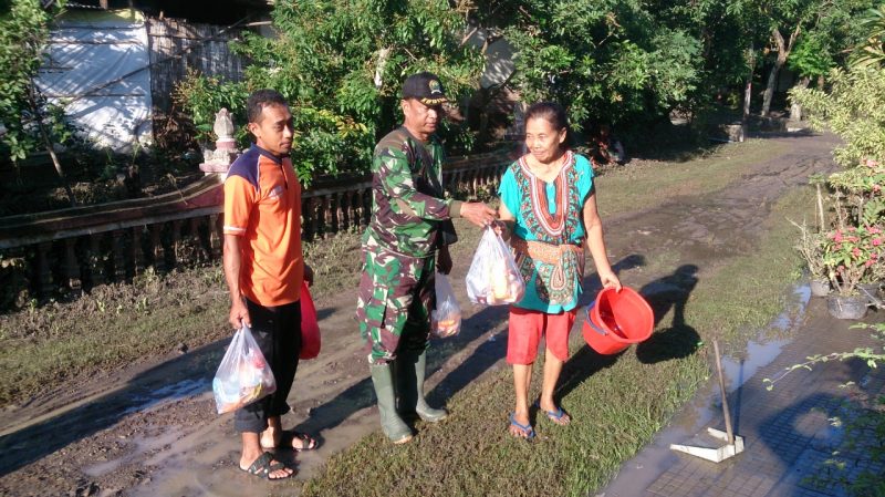 BPBD dan TNI Memberikan Makanan Kepada Korban Banjir Kartoharjo. ( Norik/Magetan Today)