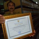 Plt Kadin Arpus, Gatot Sapto Priyono Menunjukan Penghargaan Dari ANRI. ( Norik/Magetan Today).