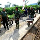 Komandan Kodim 0804 Magetan,Letkol CZI,Chotman J. Arisandy dan Kepala Dinas PUPR Magetan, Hergunadi Meninjau Proyek Jalan Tembus Wonogiri-Magetan Didesa/Kecamatan Poncol. ( Norik/Magetan Today)