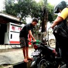 Penjual BBM POM Mini Diwilayah Magetan Melayani Pembeli. ( Norik/Magetan Today)