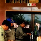 Satpol PP dan Damkar Magetan Menyegel Kafe Selungguh, Kecamatan Parang. ( Norik/Magetan Today).