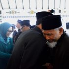 Bupati Magetan, Suprawoto, Memeluk Catur Widayat, Direktur RSUD dr Sayidiman Magetan. ( Norik/Magetan Today)