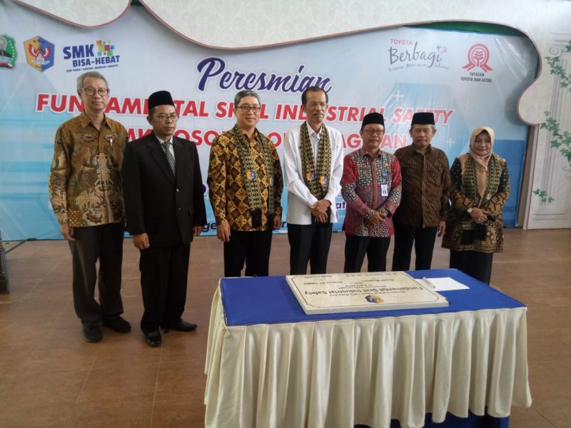 Bupati Magetan, Suprawoto, Bersama Wabup, Nanik Endang Rusminiarti serta Kepsek SMK Yosonegoro, Muhammad Amin. ( Norik/Magetan Today)