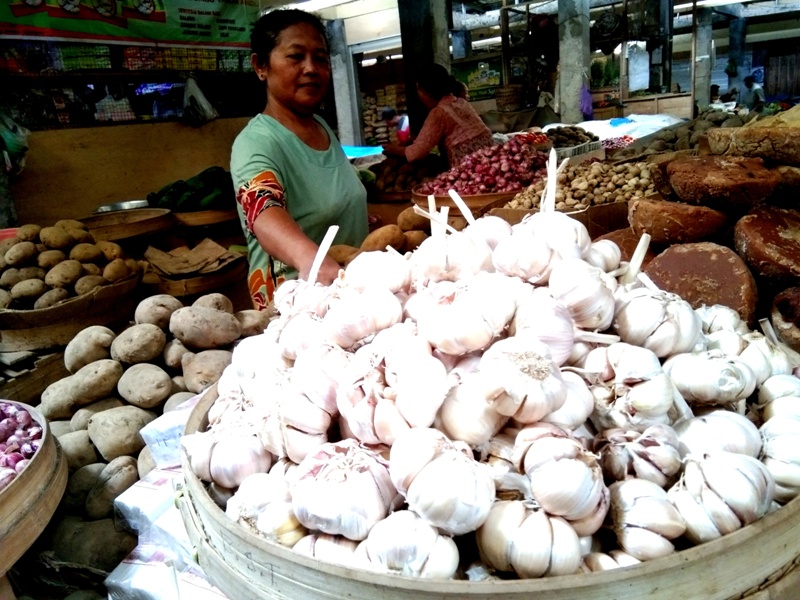 Pedagang Bawang Putih Di Pasar Sayur Magetan, ( Norik/Magetan Today).