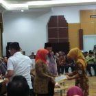 Darwati, Istri Alm, Isran Menerima Santunan Dari Gubernur Jawa Timur. ( Norik/Magetan Today)