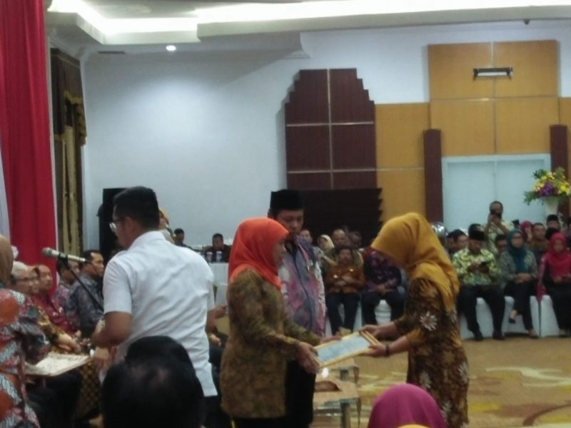 Darwati, Istri Alm, Isran Menerima Santunan Dari Gubernur Jawa Timur. ( Norik/Magetan Today)