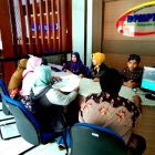 Pegawai Kantor DPMPTSP Magetan Melayani Pemohon Ijin Mengenakan Baju Kebaya Khas Jawa Tempo Dulu. (Norik/Magetan Today)
