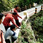 Dinas PUPR Kabupaten Magetan Melihat Kondisi Pondasi Jembatan Selorejo. ( Norik/ Magetan Today)