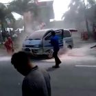 Pegawai SPBU Selosari Berusaha Memadamkan Api Yang Membakar Daihatsu Espass. ( Norik/Magetan Today).