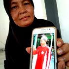  Istri Almarhum Radi Boniran, Sarmini, Menunjukan Photo Suami Tercinta Semasa Hidup. ( Norik/Magetan Today)