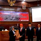 Ketua DPRD Magetan, Karmini Serahkan Laporan Pansus LKJP Bupati TA 2018 Kepada Wabup Magetan, Nanik Endang Rusminiarti. ( Norik/Magetan Today)