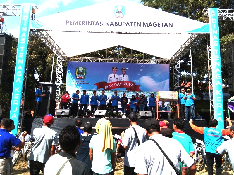 Panggung Hiburan Disnakertrans Kabupaten Magetan Pada Perayaan Hari Buruh di PG Redjosarie, Kecamatan Kawedanan. ( Norik/Magetan Today)