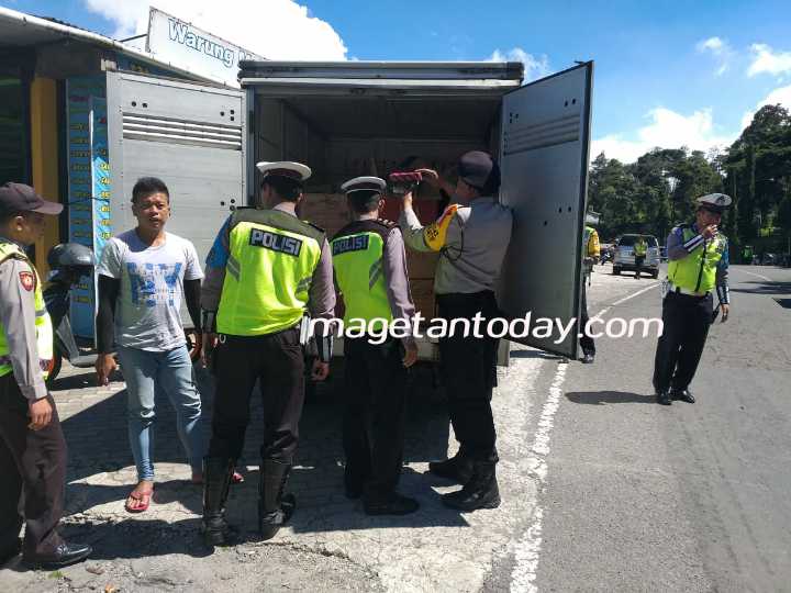 Aparat Gabungan TNI-POLRI Memeriksa Mobil Box Diwilayah Perbatasan Jatim-Jateng. (Norik/Magetan Today)