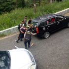 Anggota Polisi Polres Magetan Membantu Pengendara Mobil Melewati Tanjakan Mojosemi, Sarangan. ( Norik/Magetan Today)