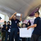 Bupati Magetan, Suprawoto, Menunjukan Nomor Undian Jalan Santai Peringatan HKN Ke 72 Kabupaten Magetan. ( Norik/Magetan Today)