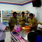 Petugas Gabungan Memeriksa Dokumen Toko Yang Dikira Waralaba. (Norik/Magetan Today)