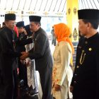 Bupati Magetan, Suprawoto, memberikan selamat kepada Kepala OPD yang baru dilantik. (Norik/Magetan Today)