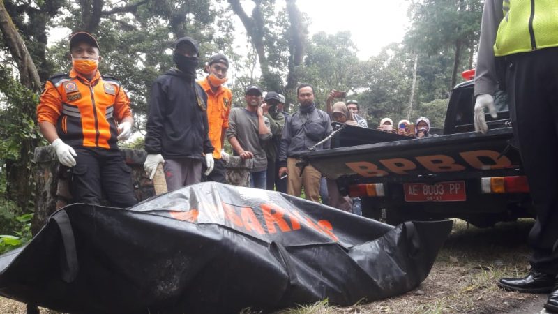 Mayat Korban dievakuasi Polisi Dari Jurang Cemorosewu, Magetan. ( Norik/Magetan Today)
