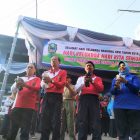 Bupati Magetan, Suprawoto bersama Plt Kepala Dinas PPKBPPPA Kabupaten Magetan, Kustini serta tamu undangan melepas merpati dalam rangkaian kegiatan peringatan Harganas XXVI Kabupaten Magetan. ( Humas Protokol For Magetan Today)