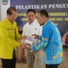 Bupati Magetan Suprawoto, Memberikan Buku Karyanya Kepada Ketua PWI Kabupaten Magetan, Noorbiyanto ( Norik) di Pendopo Surya Graha Pemkab Magetan, Jumat ( 12/7).