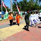 Peserta Upacara Bendera HUT RI ke 74 Ditandu Tim Medis. (Norik/Magetan Today).