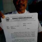 Sungkono, Kabid Angkutan dan Keselamatan Transportasi, Dishub Kabupaten Magetan Menunjukan Perbup 41/2019. ( Norik/Magetan Today).