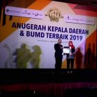 Dirut PT BPRS Magetan Menerima Penghargaan Sebagai BUMD Terbaik 2019. ( Ist For Magetan Today)