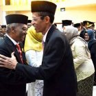 Bupati Magetan, Suprawoto Memberi Selamat Kepada Joko Suyono, Anggota DPRD Magetan Periode 2019-2024. (Norik/Magetan Today)