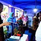 Kepala DPM-PTSP, Sunarti Condrowati Mendampingi Bupati Magetan, Suprawoto, melihat batif Ciprat Karya Disabilitas Di Pasar Rakyat UMKM Magetan 2019. ( Norik/Magetan Today).