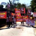 Warga Belotan Bawa Banner Menolak Pilkades e-Voting. ( Norik/Magetan Today)