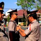 Kapolres Magetan AKBP Muhamad Riffai Menyematkan Jabatan Kepada AKP Ega Prayudi. ( Norik/Magetan Today)