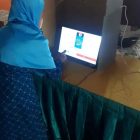 Warga Lansia Mengikuti Simulasi Pilkades e-Voting.