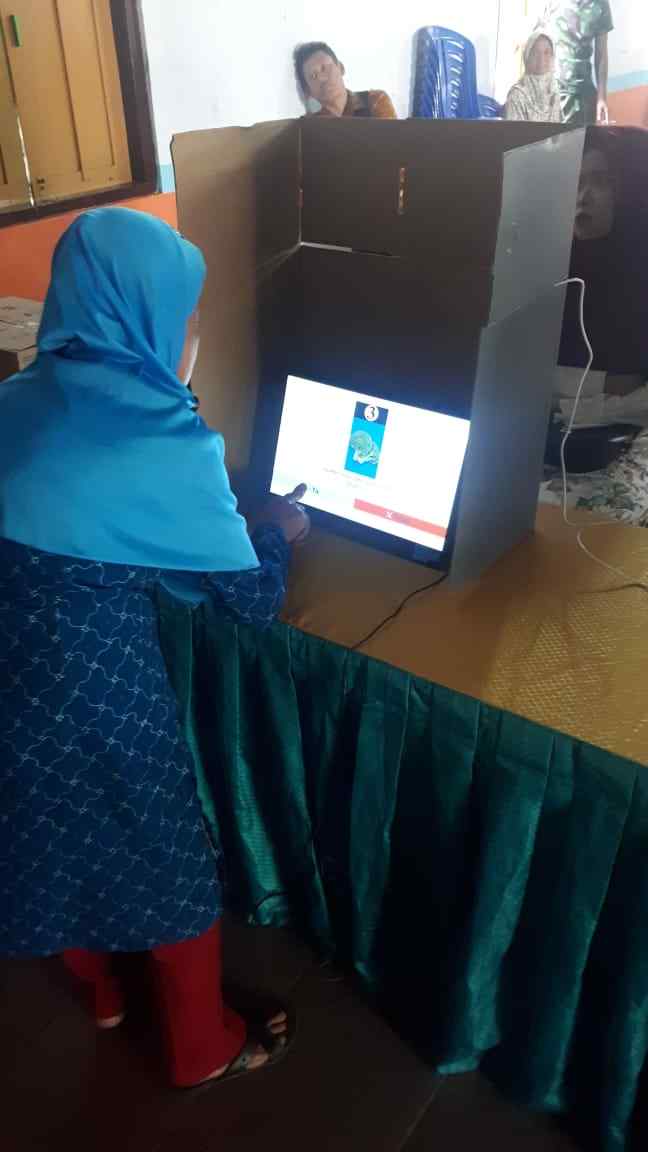 Warga Lansia Mengikuti Simulasi Pilkades e-Voting. 