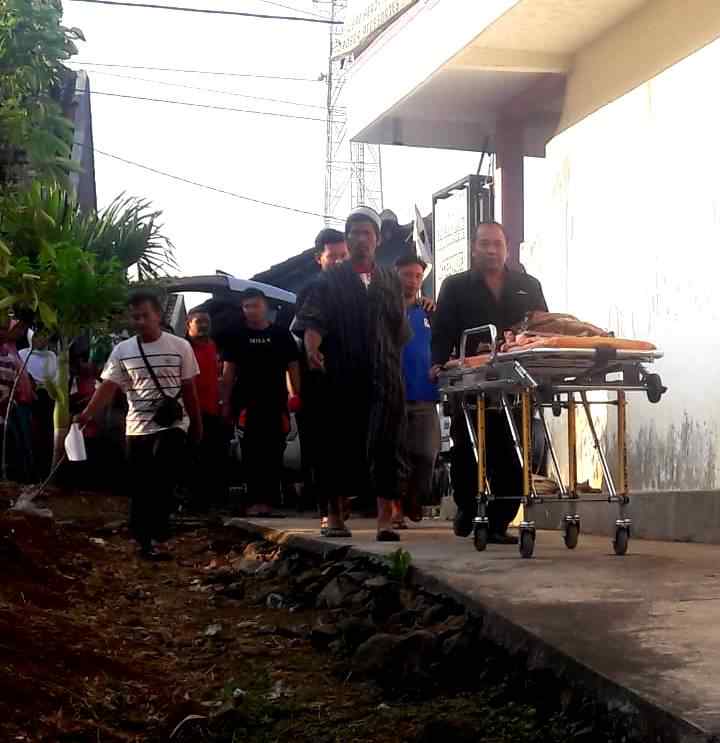 Korban Dibawa Ke Kamar Jenasah RSUD dr Sayidiman Magetan. ( Norik/Magetan Today)