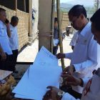 Kepala Disperindag, Sucipto Mendampingi Bupati Magetan, Suprawoto Sidak Proyek Pasar Agrobis Plaosan. ( Ist For Magetan Today).