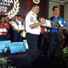 Sugiarto Menerima Penghargaan Sebagai Sopir Teladan Nasional dari Ahmad Yani, Direktur Angkutan Multimoda Ditjen Perhubungan Darat, Kemenhub RI. (Ist For Magetan Today).