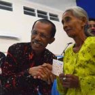 Bupati Magetan, Suprawoto, Menyerahkan Buku Tabungan Kepada Lansia. ( Norik/Magetan Today)