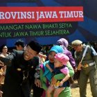 Bupati Magetan, Suprawoto, Melayani Photo Selfi Bersama Warga Magetan. ( Norik/Magetan Today) 