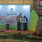 Wakil Bupati Magetan, Nanik Endang Rusminiarti, Menerima Piagam WTP dari Wakil Menteri Keuangan Republik Indonesia, Mardiasmo, di Gedung Negara Grahadi, Surabaya, Rabu (2/10). 