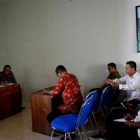 Muhamad Ikbal (Kemeja Panjang Putih), Protes Ke UPT LIK. ( Norik/Magetan Today)