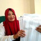 Kabid Penetapan dan Penagihan, Lilis Setyowati, Tunjukan Berkas Tunggakan PBB Yang Akan Dihapus. ( Norik/Magetan Today).  