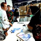 Bupati Magetan, Suprawoto, Ketika Mengunjungi pabrik pakaian dalam di Kecamatan Barat, Kabupaten Magetan,(11/1). (Dokumen Magetan Today).
