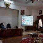 Kepala DPM-PTSP Kabupaten Magetan, Sunarti Condrowati, Memaparkan Inovasi Teken Elektronik Kepada Bupati dan Jajaran Pimpinan Daerah serta Pelaku Usaha. (Norik/Magetan Today)