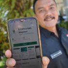 Kepala Diskominfo Kabupaten Magetan, Saif Muchlisun Menunjukan Aplikasi E-office. ( Norik/Magetan Today)